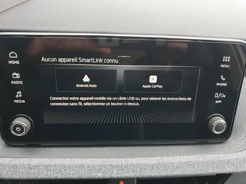 Écran tactile central du Skoda Kamiq 2025 affichant les options Android Auto et Apple CarPlay, interface noire moderne.