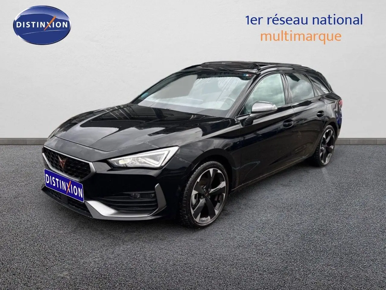Vue 3/4 avant droite d'une CUPRA LEON ST 2024 noir Midnight Metal avec jantes bi-ton distinctives et calandre marquée.