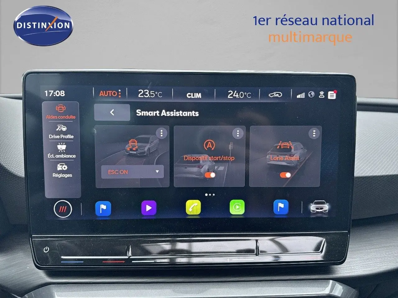 Écran tactile central affichant les assistants intelligents dans une CUPRA LEON ST noire, vue intérieure du tableau de bord.