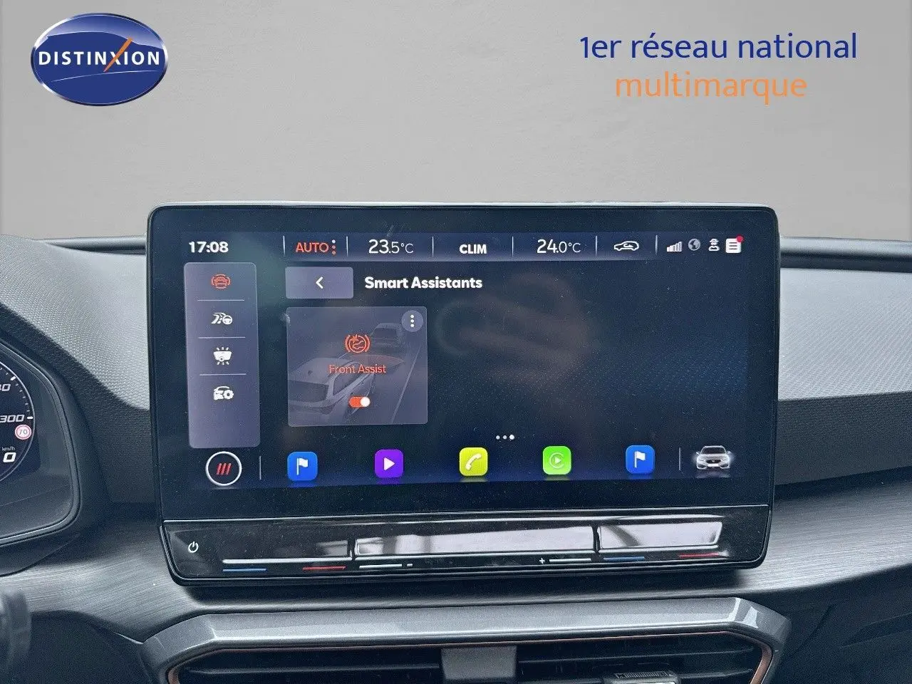 Écran tactile central affichant les assistants intelligents dans l'habitacle moderne d'une CUPRA LEON ST noire.