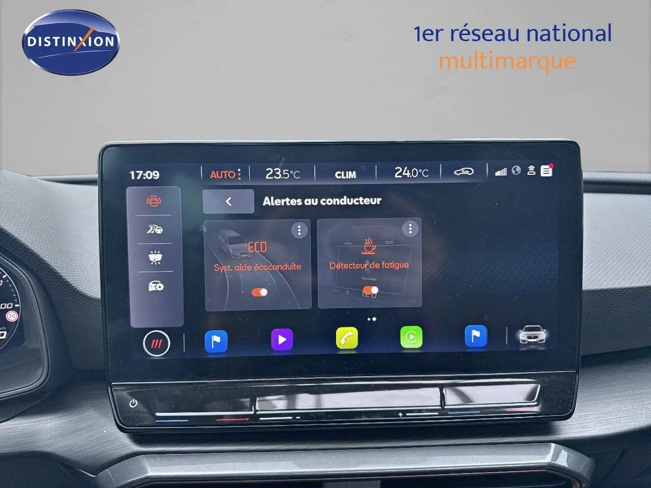 Écran tactile du tableau de bord de la CUPRA LEON ST 2024 affichant les alertes au conducteur en intérieur noir.