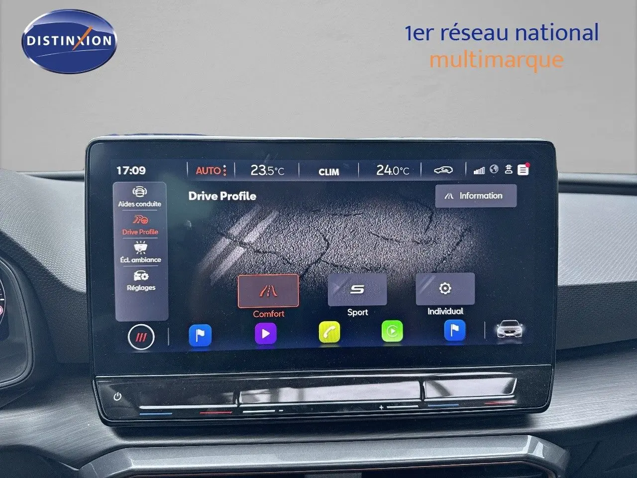 Écran tactile central affichant les modes de conduite Comfort, Sport et Individual dans une CUPRA LEON ST 2024 noire.