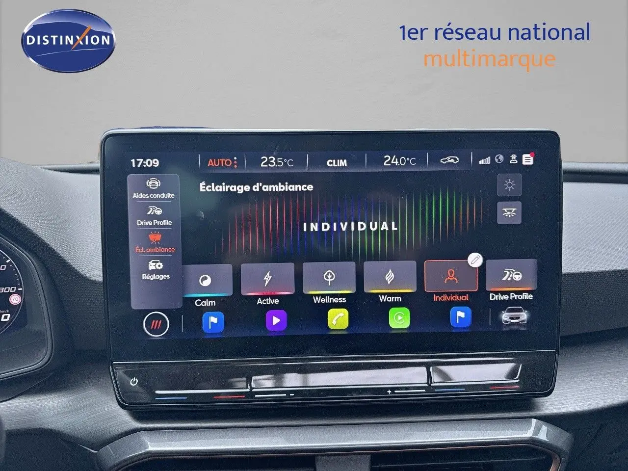 Écran tactile central affichant les réglages d'éclairage d'ambiance dans l'habitacle d'une CUPRA LEON ST 2024.