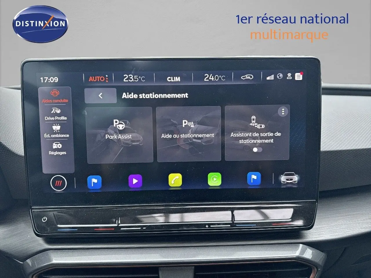 Écran tactile central du tableau de bord du CUPRA LEON ST 1.5 ETSI 150CH DSG 2024 affichant l'aide au stationnement.