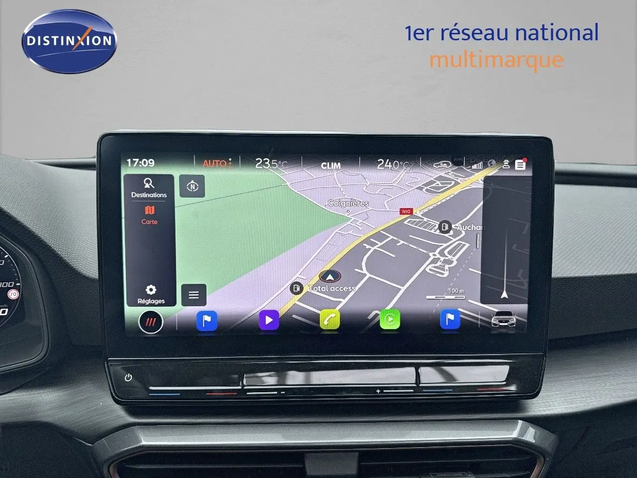 Écran tactile central avec navigation GPS dans l'habitacle d'une CUPRA LEON ST noire 2024, vue intérieure frontale.