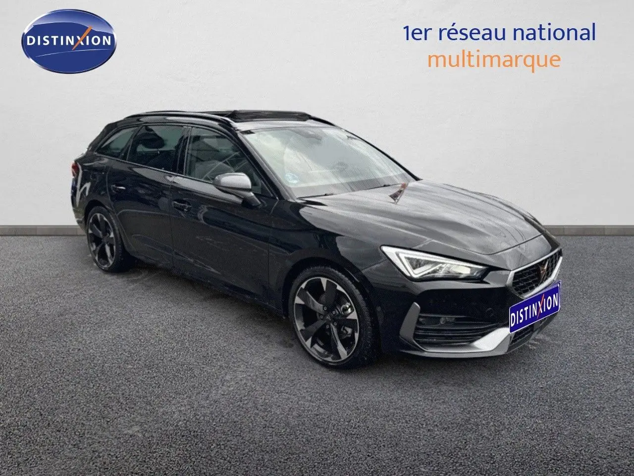 Vue 3/4 avant d'une CUPRA LEON ST 1.5 ETSI noire Midnight Metal avec jantes bi-ton et calandre distinctive.