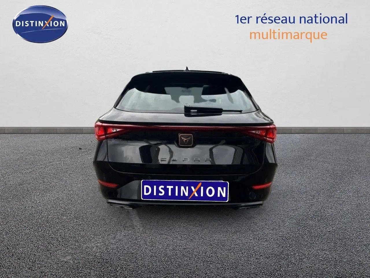 Vue arrière d'une CUPRA LEON ST noire Midnight Metal avec feux LED et logo CUPRA bien visibles.