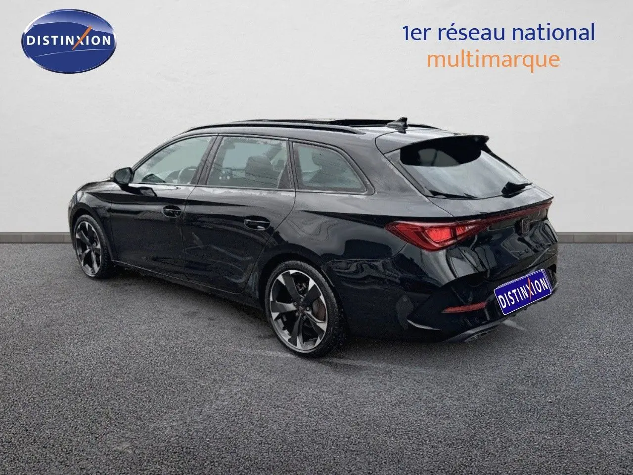 Vue 3/4 arrière droite d'une CUPRA LEON ST 2024 noire Midnight Metal avec jantes alliage bicolores.