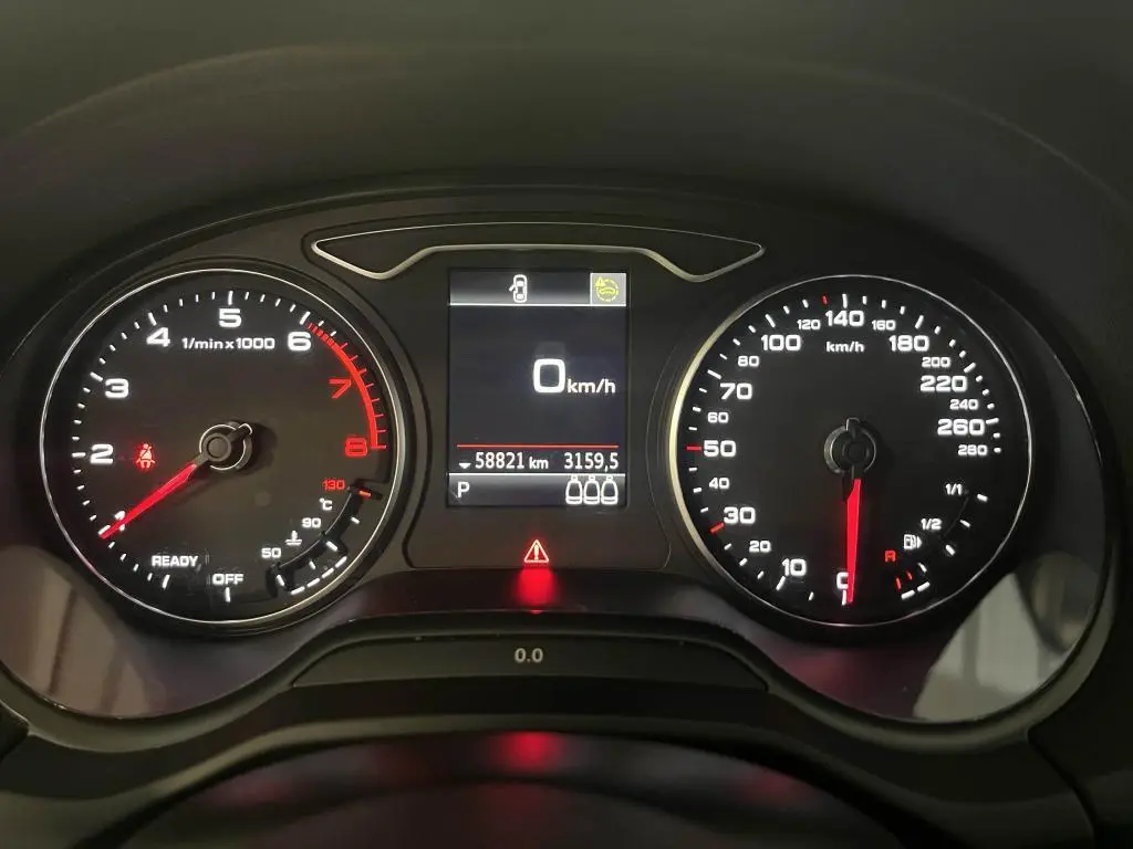 Tableau de bord de l'Audi Q2 1.5 TFSI 2022 montrant compte-tours, vitesse à 0 km/h et indicateurs lumineux.