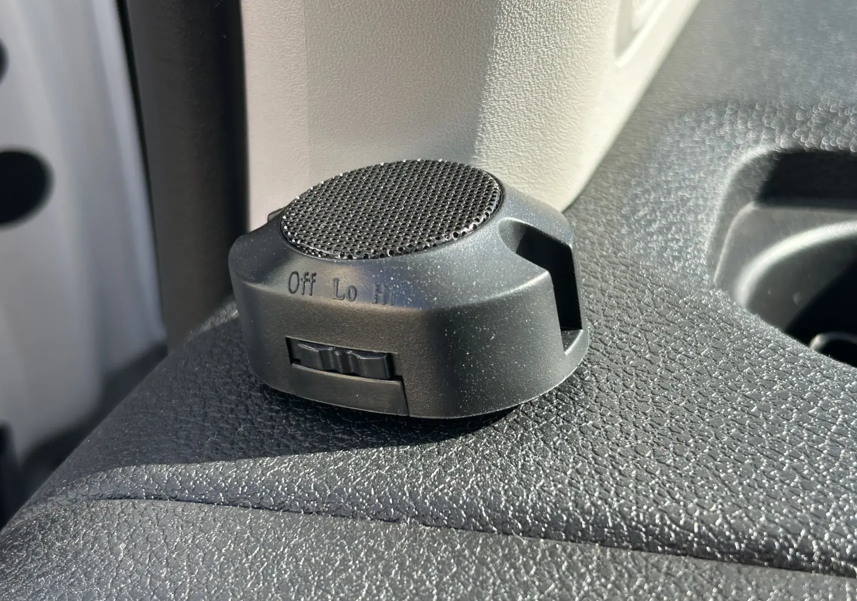 Gros plan sur un bouton de réglage noir avec molette sur tableau de bord texturé du Fiat Scudo Combi blanc électrique 2022.