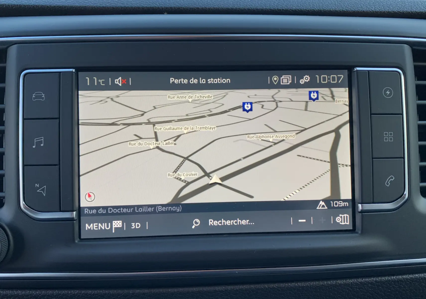 Écran central du tableau de bord du Fiat Scudo Combi 2022 montrant la navigation GPS en mode carte 3D.