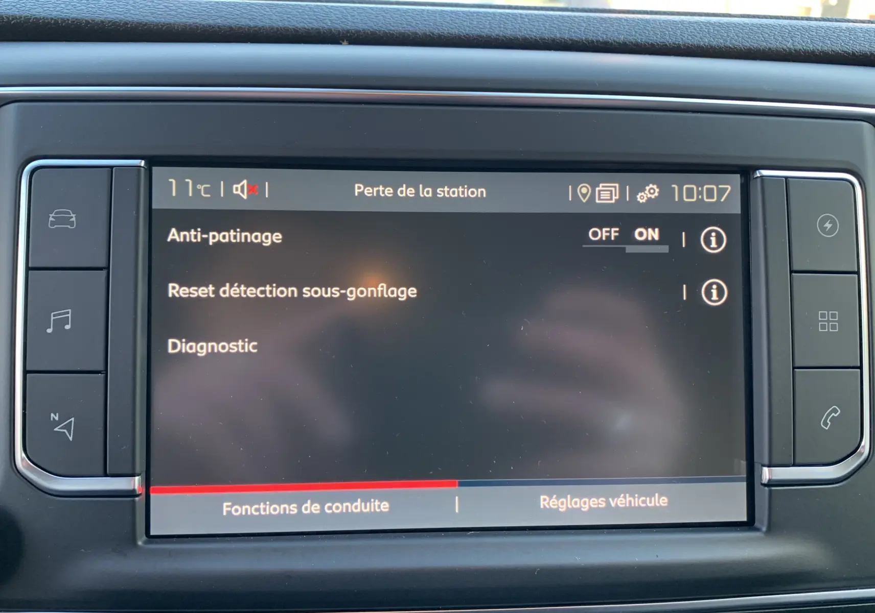 Écran tactile du tableau de bord du Fiat Scudo Combi blanc, affichant les réglages d'assistance à la conduite.