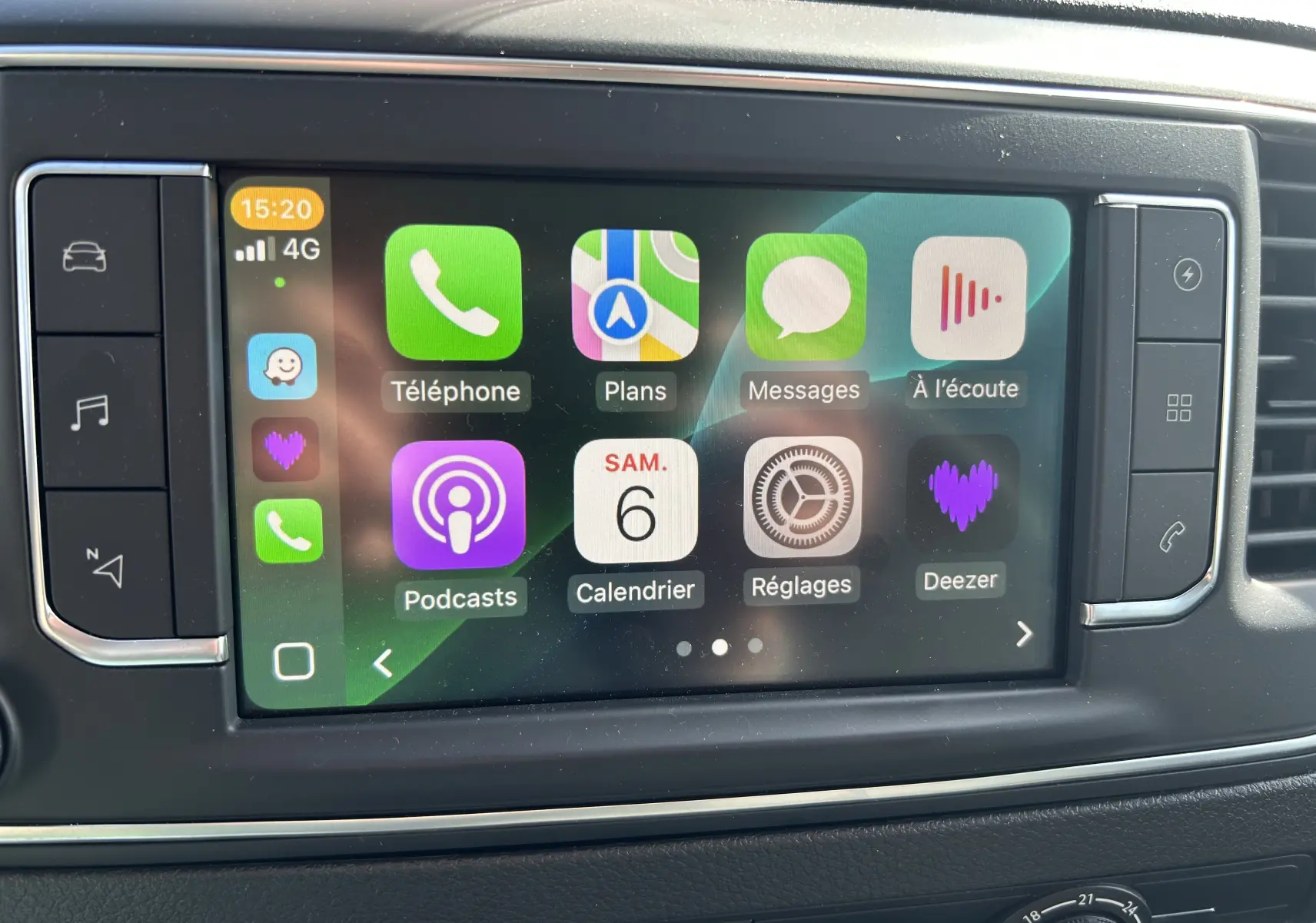 Écran tactile central du tableau de bord du Fiat Scudo Combi blanc, affichant les applications connectées.