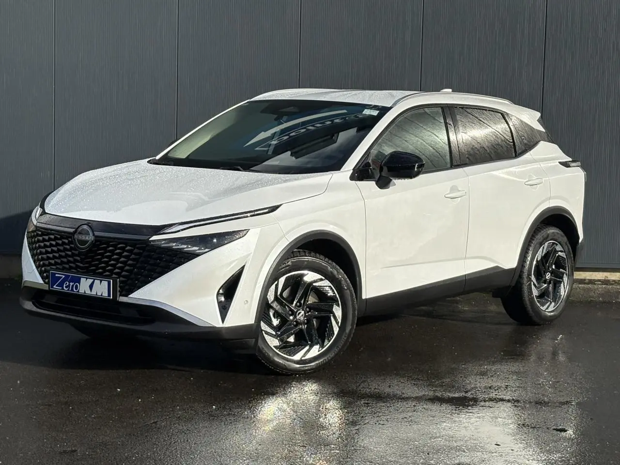 Nissan Qashqai III e-Power blanc nacré en 3/4 avant droit avec jantes alliage noires et toit noir brillant.