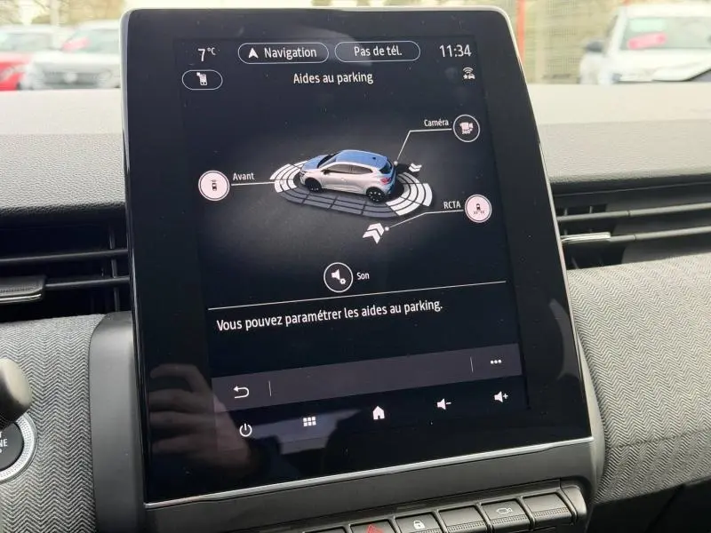 Écran tactile intérieur de la Renault Clio 2025 affichant les aides au parking avec vue 3D du véhicule gris.