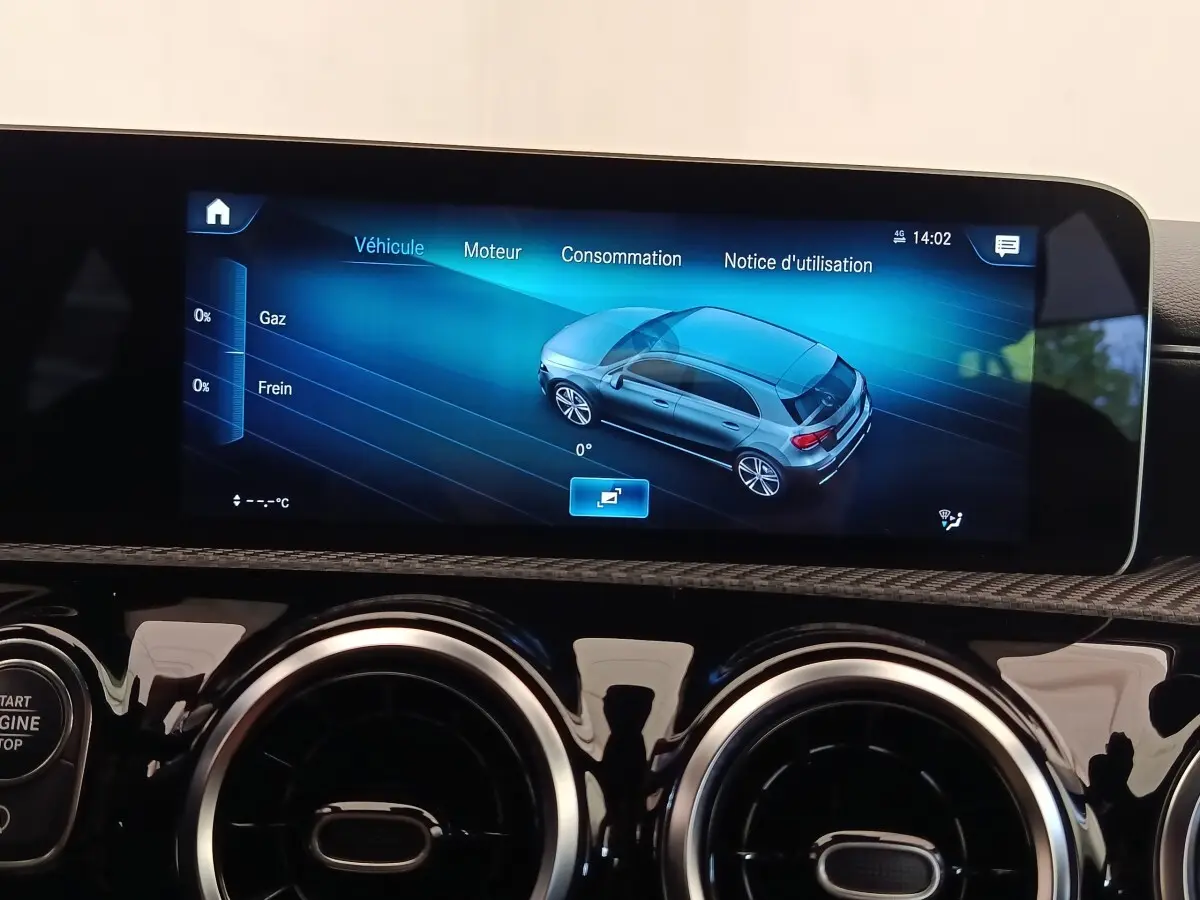 Écran tactile du tableau de bord montrant une vue 3D grise de la Mercedes Classe A hybride en profil droit.