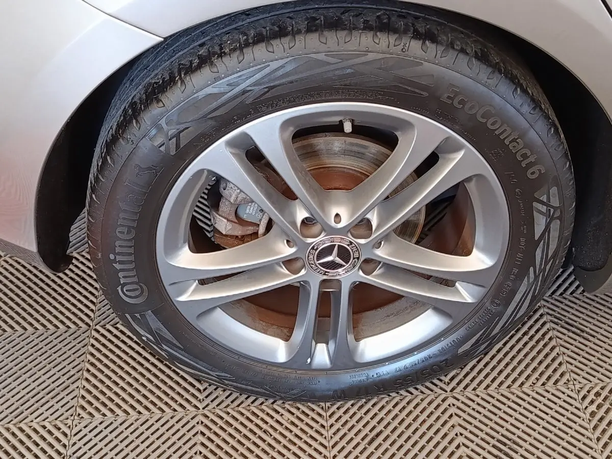 Gros plan sur la roue avant droite gris clair d'une Mercedes Classe A avec jante alliage et logo Mercedes central.