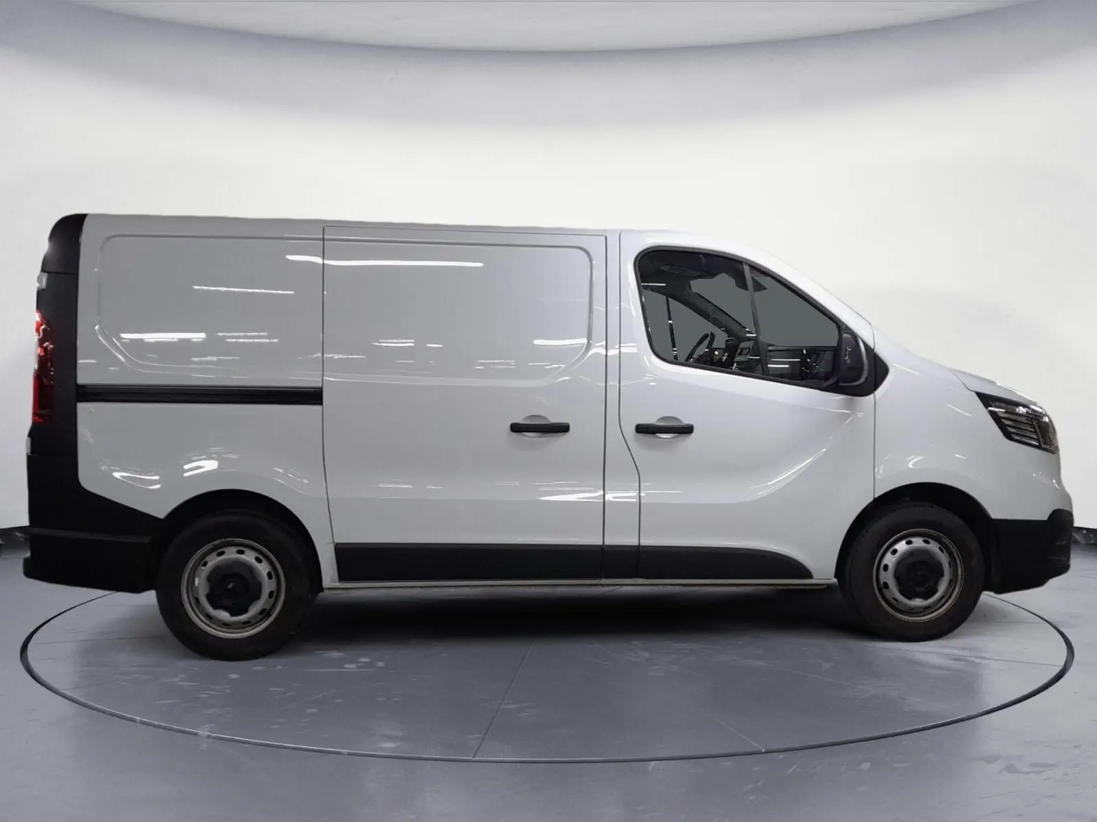 Vue de profil côté gauche du Renault Trafic Fourgon blanc minéral, avec portes latérales et jantes acier noires.