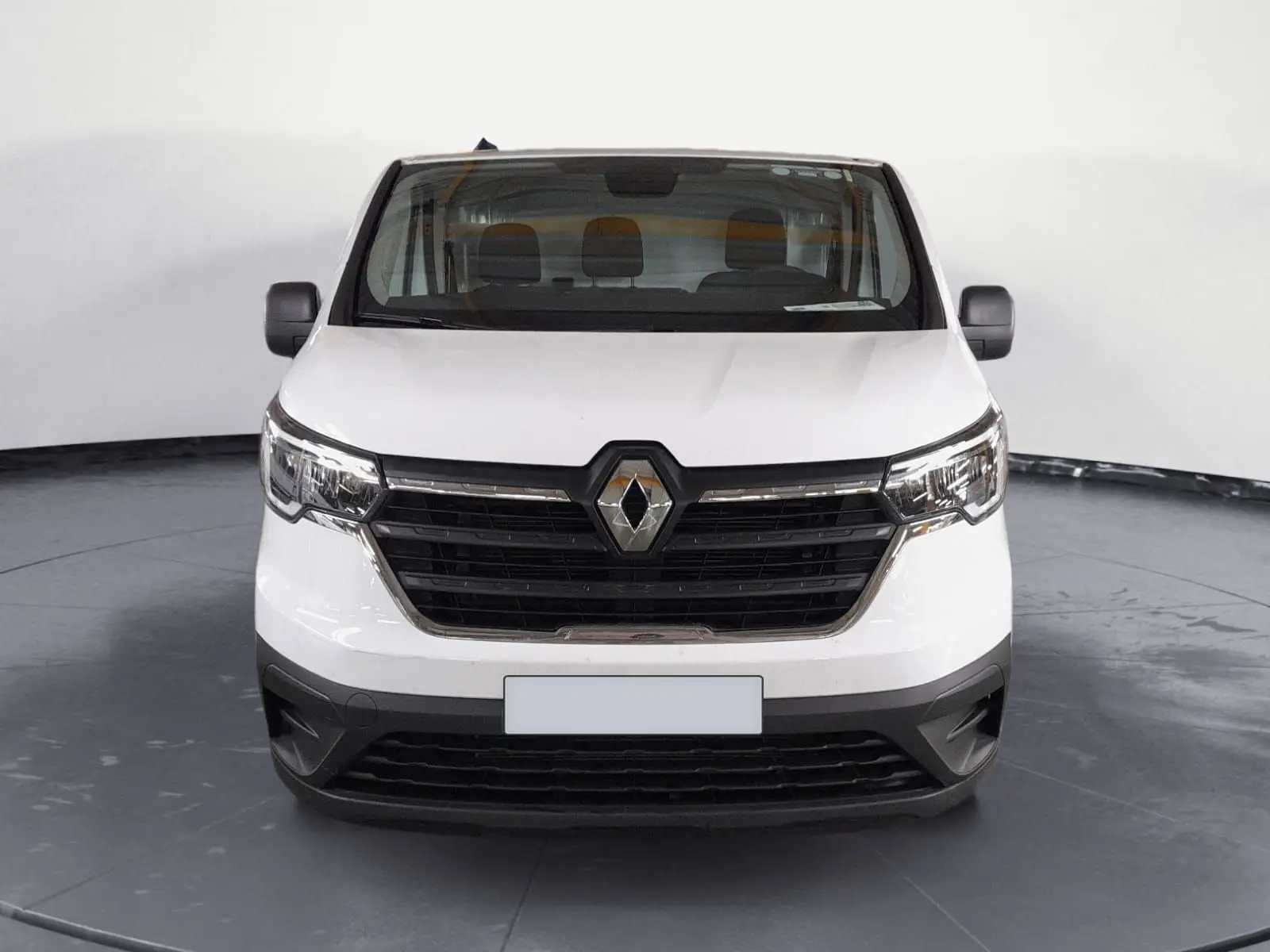 Vue de face du Renault Trafic Fourgon blanc minéral 2024 avec calandre noire et logo central chromé.