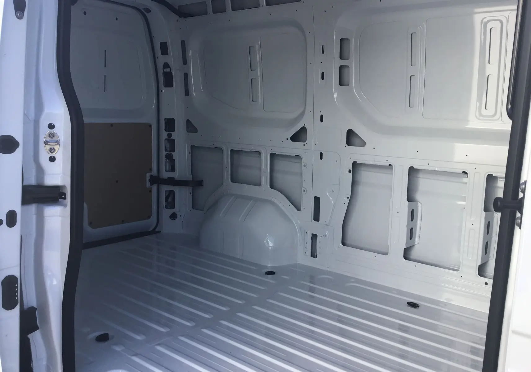 Intérieur vide du Renault Master L2H2 blanc, vue de la zone de chargement ouverte côté droit, sans aménagements.