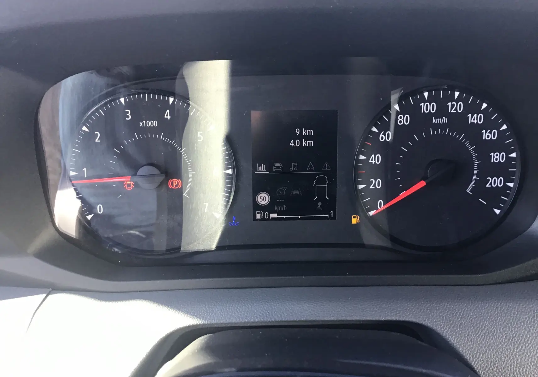 Tableau de bord du Renault Master 2025, affichage numérique central avec compte-tours et compteur de vitesse en vue frontale.