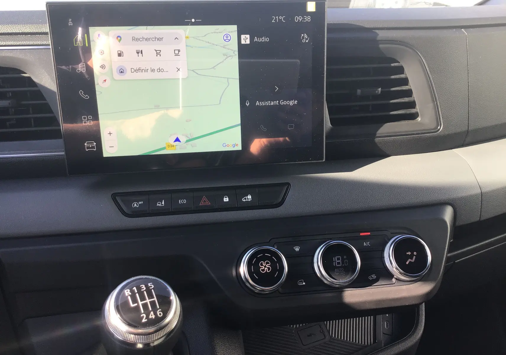 Vue rapprochée du tableau de bord du Renault Master 2025 blanc, avec écran GPS et levier de vitesse manuel visible.