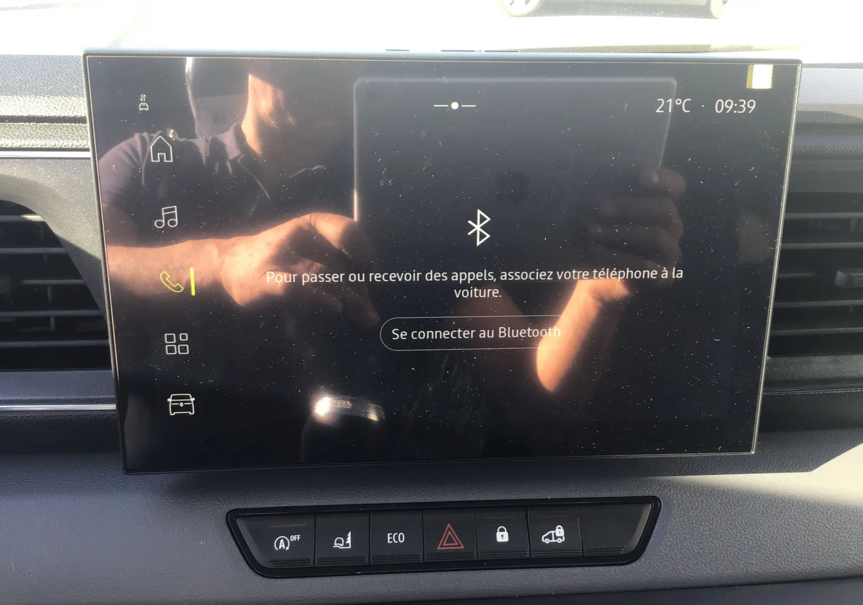 Écran tactile central du Renault Master L2H2 blanc 2025 affichant la connexion Bluetooth et les commandes ECO et verrouillage.