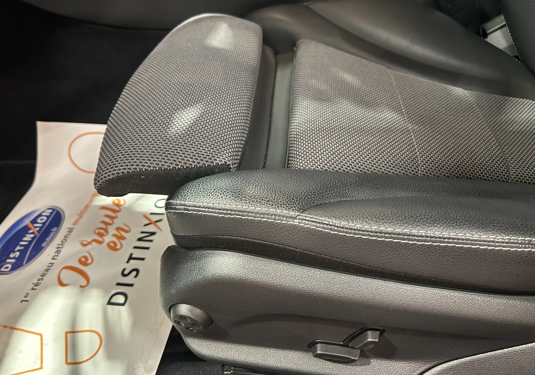 Gros plan sur le siège conducteur en cuir noir et tissu gris d'une Mercedes Classe C 200d 2018, finition Executive.