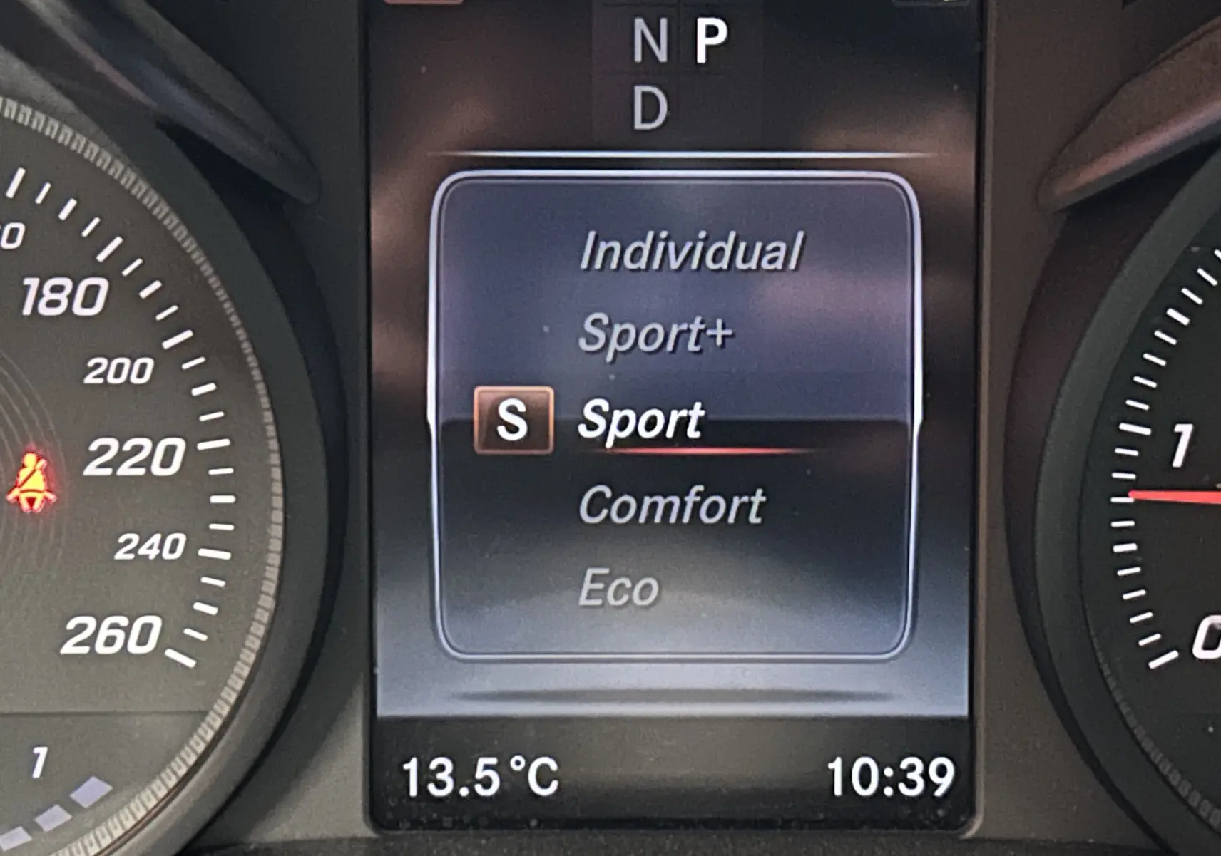 Affichage du tableau de bord de la Mercedes Classe C 200d en mode Sport, avec température à 13,5°C et heure 10:39.