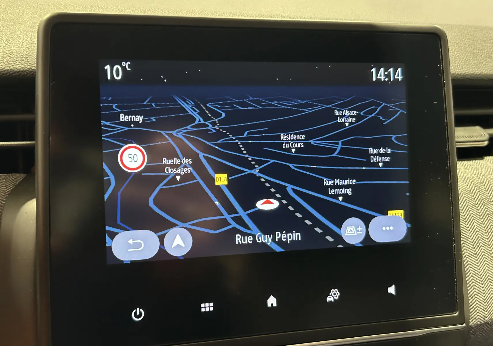 Écran tactile du GPS de la Renault Clio V E-Tech, affichant une carte avec navigation en cours.
