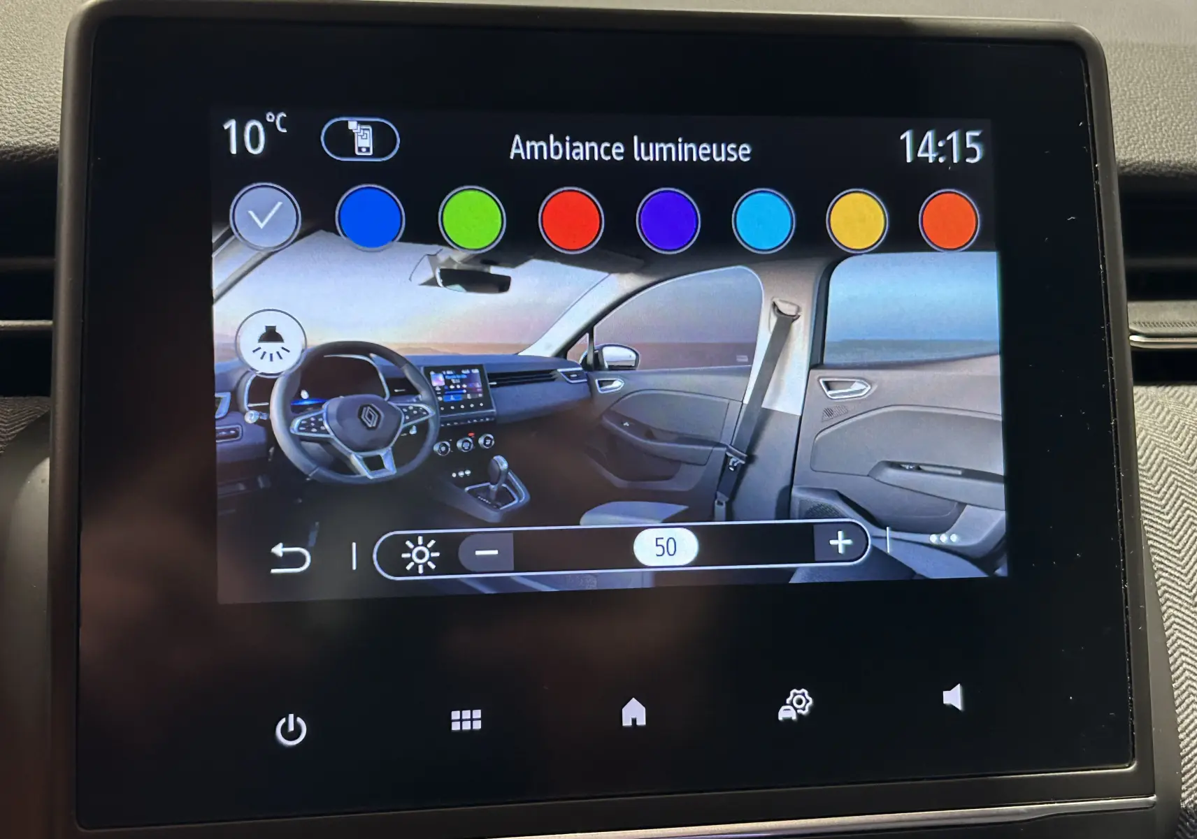 Écran tactile montrant l'ambiance lumineuse intérieure avec options de couleurs dans une Renault Clio V gris Rafale métal.
