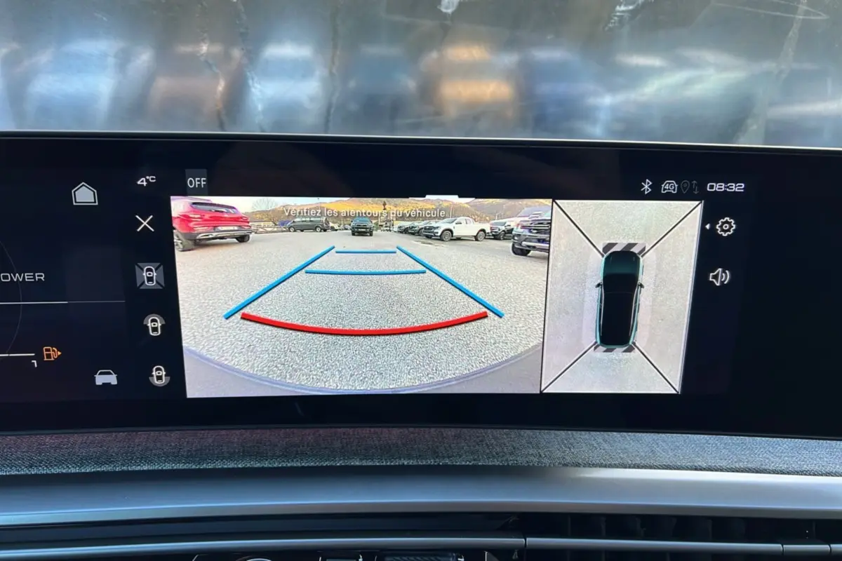 Écran de caméra 360° et recul affichant une vue arrière avec lignes de guidage sur Peugeot 3008 Hybrid gris artense.