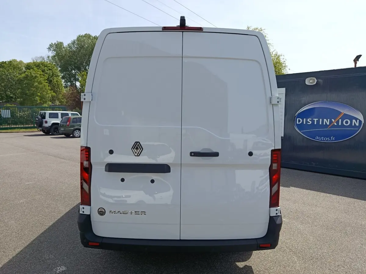 Vue arrière d’un utilitaire blanc Renault Master FG L2H2 avec portes battantes et logo Renault visible.