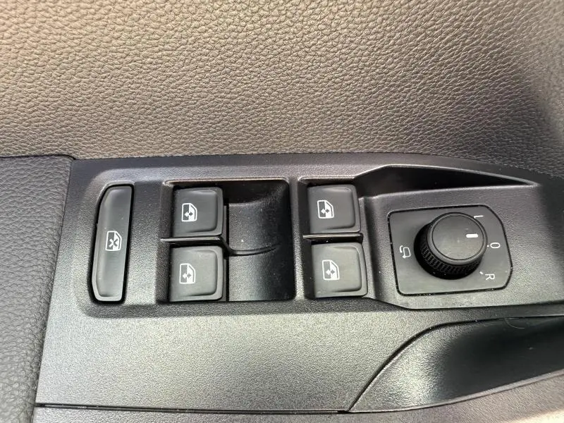 Commande des vitres électriques et réglage des rétroviseurs côté conducteur du SEAT Arona blanc Nevada Métal.