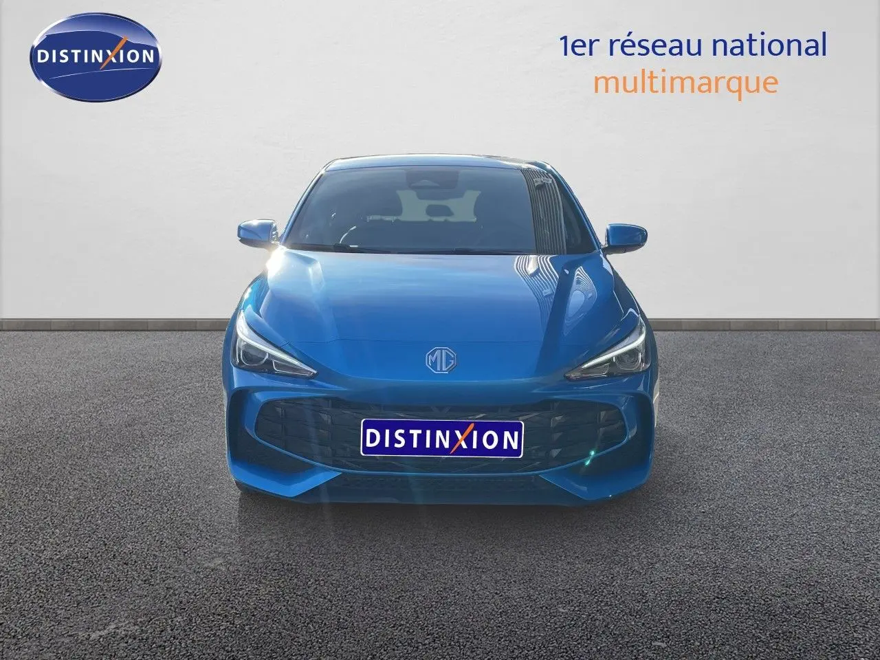 Vue avant d'une MG3 1.5L Hybrid+ 195CH en bleu Como Metal avec calandre large et phares LED fins.