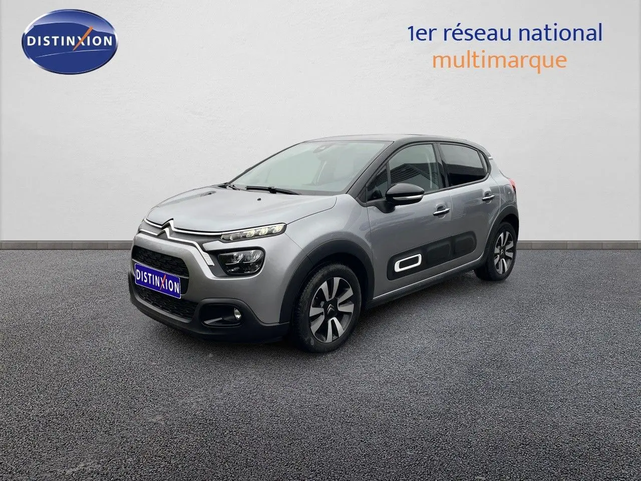 Citroën C3 gris acier métal avec toit noir, vue 3/4 avant droit, soulignant les protections latérales blanches.