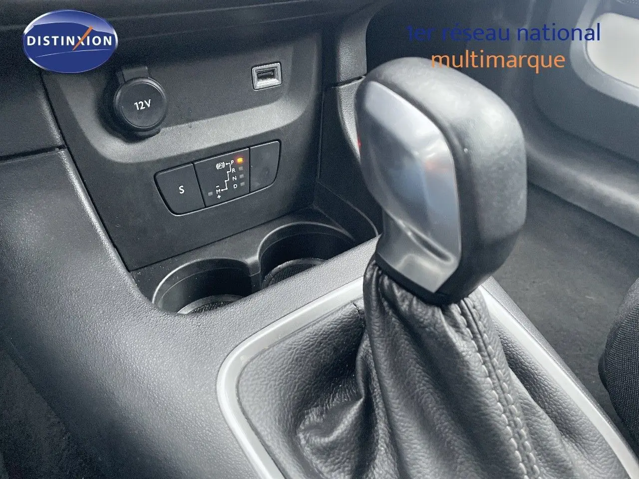 Le levier de vitesses automatique de la Citroën C3 2023 en gros plan, entouré de console noire texturée.