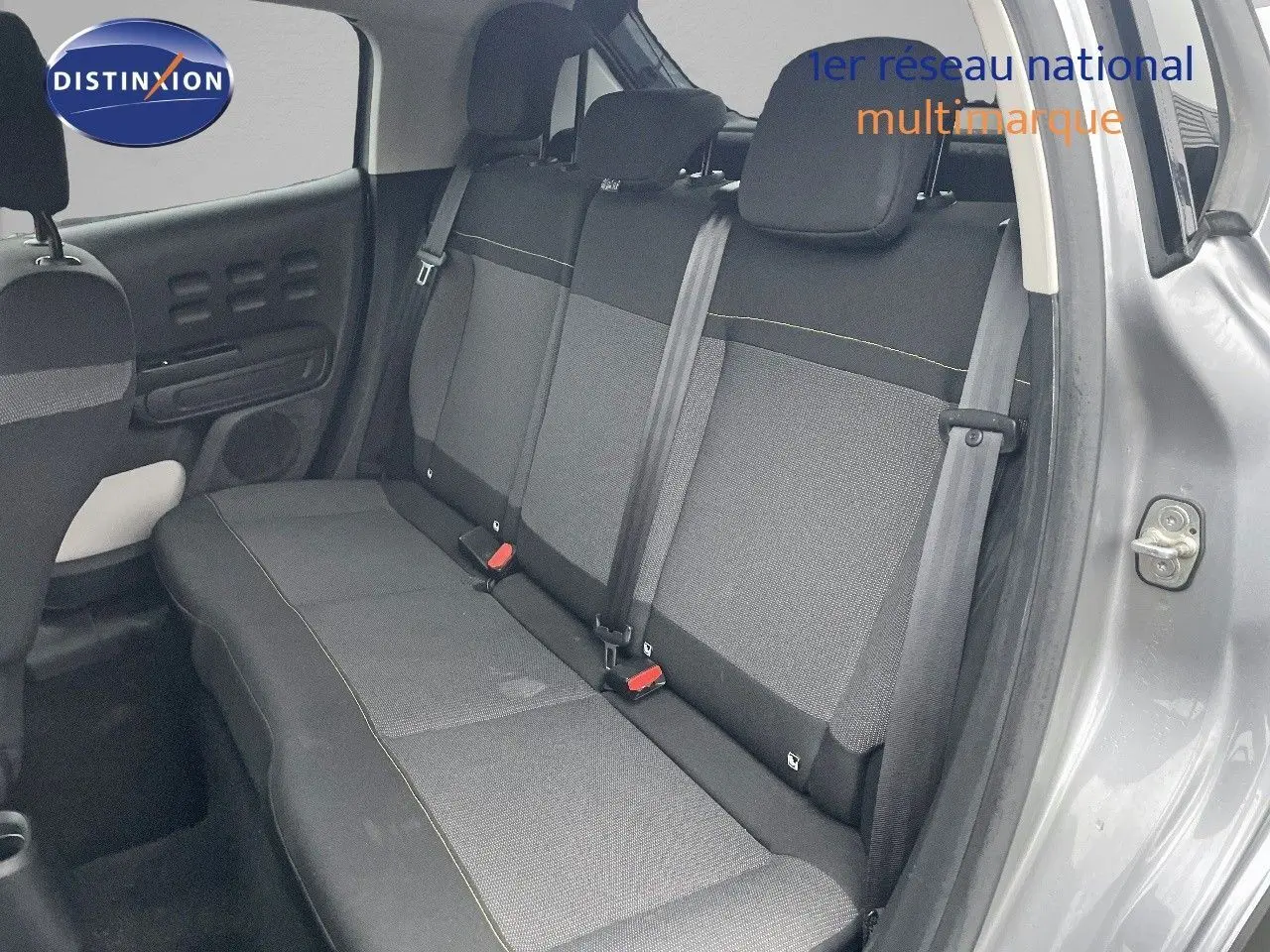 Banquette arrière en tissu gris et noir du Citroën C3 2023, vue côté droit avec porte ouverte en gris acier métal.