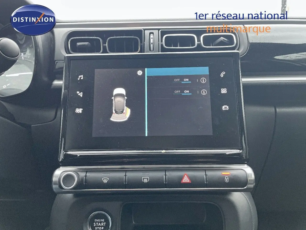 Écran tactile central du tableau de bord de la Citroën C3 2023 gris acier, avec commandes climatisation et alertes visibles.