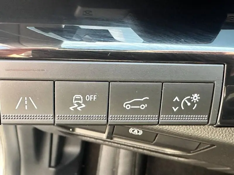 Gros plan sur les boutons de commande du tableau de bord du Renault Espace gris schiste 2024 hybride.