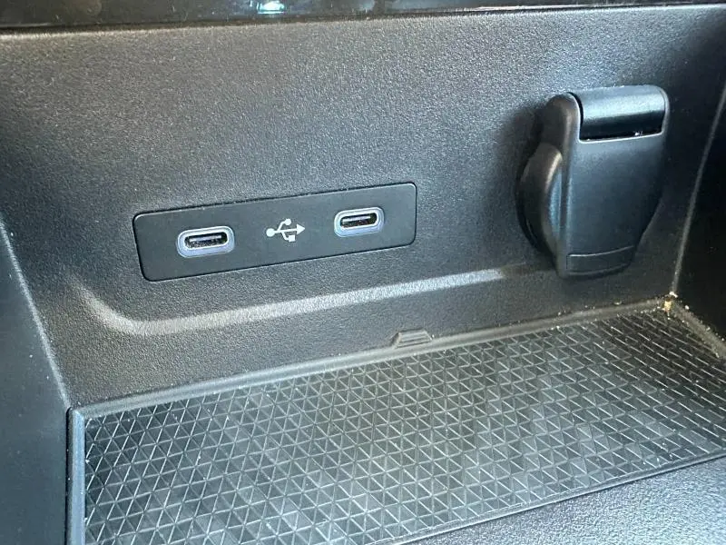 Gros plan sur les ports USB-C et prise 12V dans la console centrale du Renault Espace gris Schiste 2024.