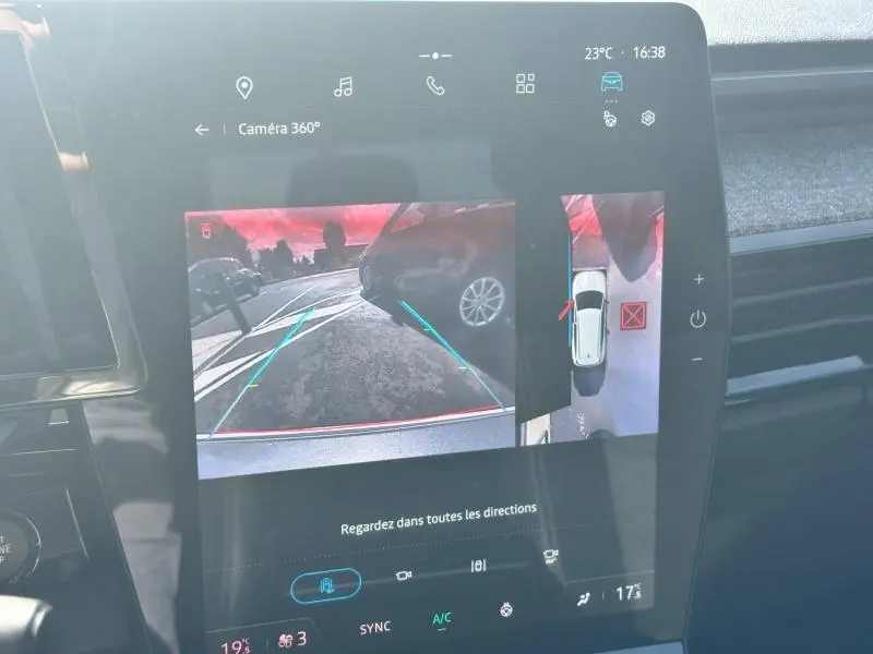 Écran tactile intérieur du Renault Espace gris Schiste 2024 montrant la caméra 360° en marche au stationnement.