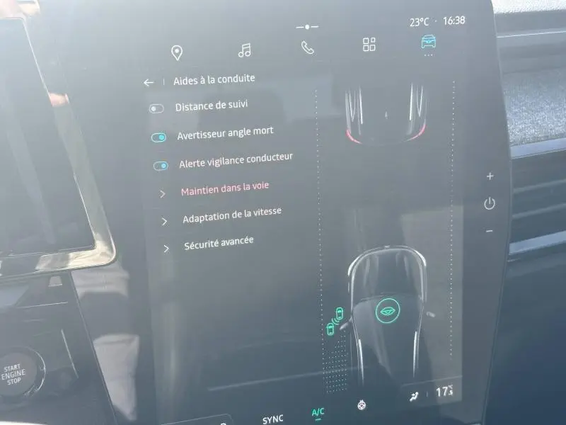 Écran tactile du tableau de bord du Renault Espace gris Schiste 2024 affichant les aides à la conduite.