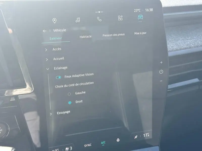 Écran tactile central du Renault Espace gris Schiste 2024 affichant les réglages d'éclairage intérieur