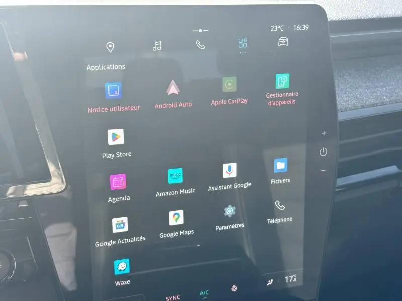 Écran tactile central affichant les applications Android Auto et Apple CarPlay dans un Renault Espace 2024.