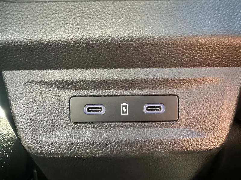Gros plan sur deux ports USB-C de recharge rapide à l'arrière d'un Renault Espace gris Schiste 2024 hybride.