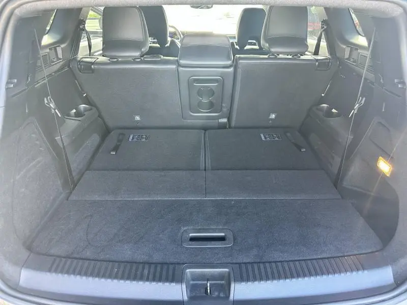 Coffre spacieux du Renault Espace 2024 gris schiste, sièges arrière rabattus et habillage intérieur noir.