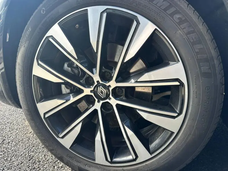 Gros plan sur la jante alliage noire et argentée du Renault Espace 2024 gris schiste, avec pneu Michelin visible.