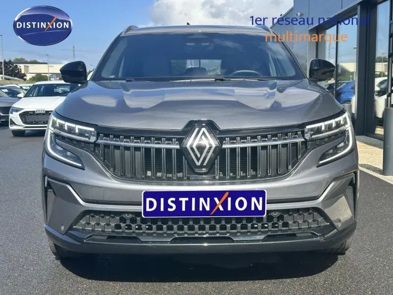 Vue frontale d'un Renault Espace gris schiste 2024 avec calandre verticale et phares LED distinctifs.