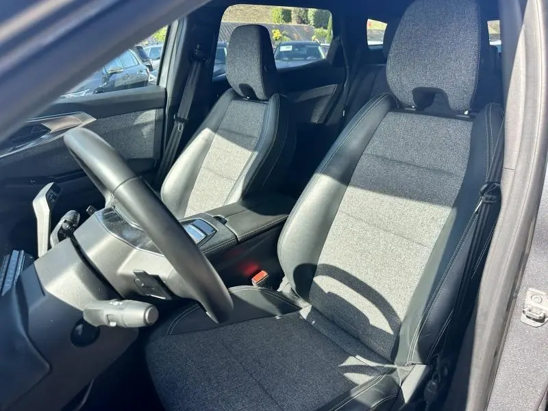 Intérieur avant du Renault Espace 2024 gris schiste, sièges mixtes similicuir et tissu gris, volant multifonction cuir visible côté conducteur.